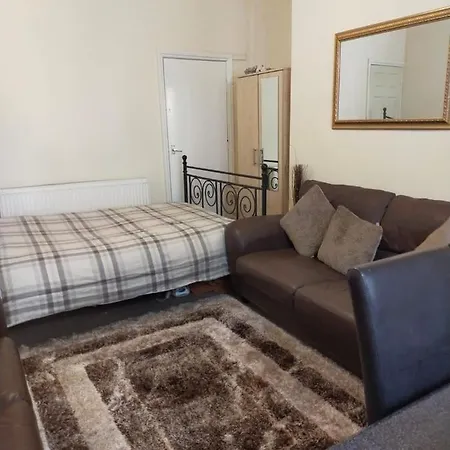 Pensión Paradise Apartment- Female Only Bradford (West Yorkshire)