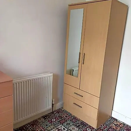 Paradise Apartment- Female Only