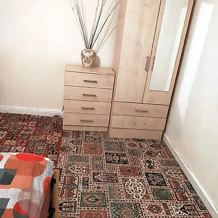 Paradise Apartment- Female Only