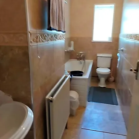 Paradise Apartment- Female Only