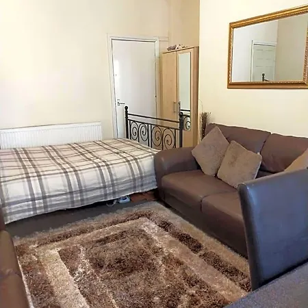 Paradise Apartment- Female Only