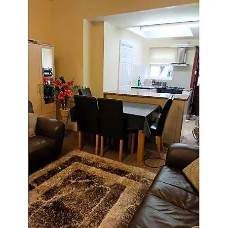 Paradise Apartment- Female Only 3*