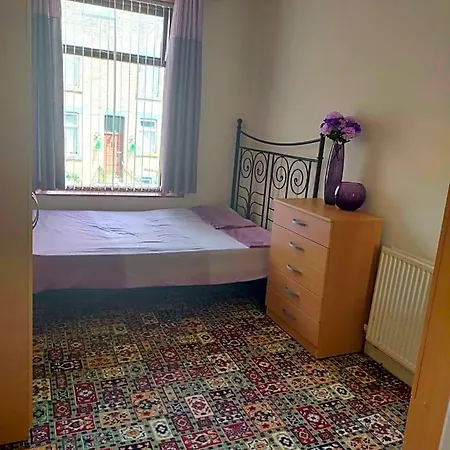Paradise Apartment- Female Only