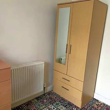 Paradise Apartment- Female Only