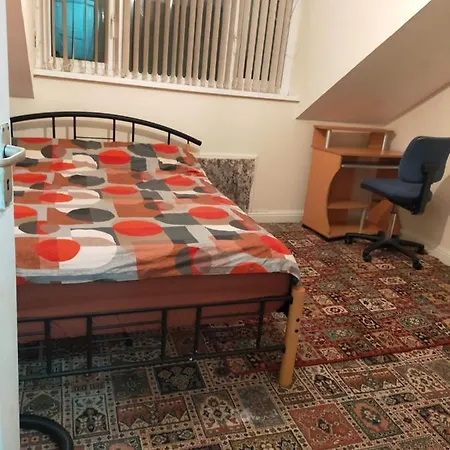 Paradise Apartment- Female Only